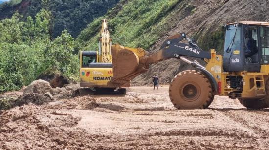 Maquinaria realiza la limpieza de un deslizamiento en la vía Cuenca-Molleturo, el 20 de febrero de 2024.