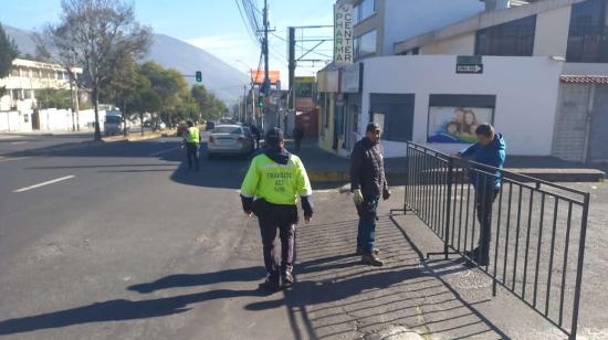 Imagen referencial de un cierre vial en los alrededores del Estadio Rodrigo Paz Delgado, de Liga de Quito, en septiembre de 2023. 