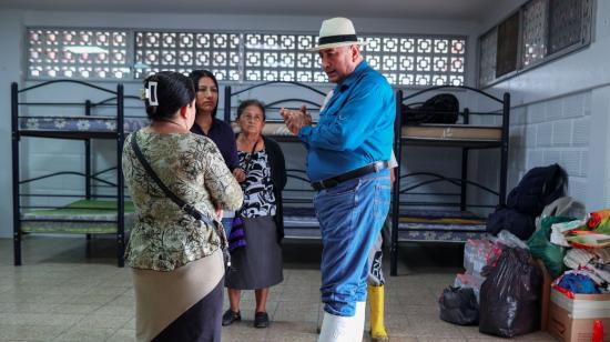 Familias de Posorja afectadas por las inundaciones permanecen en un albergue municipal de Guayaquil.