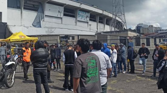 Centenares de aficionados acudieron este 22 de febrero de 2024 hasta las boleterías del estadio Atahualpa para obtener un boleto para la Noche Amarilla.