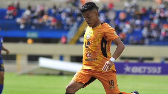 Milton Bolaños, durante un partido con Libertad en el estadio Reina del Cisne de Loja. 