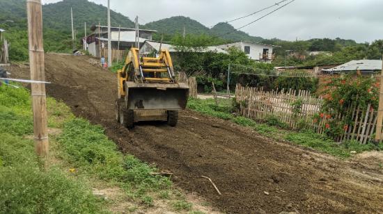 Una máquina realiza tareas de limpieza en Puerto López el 22 de febrero de 2024.