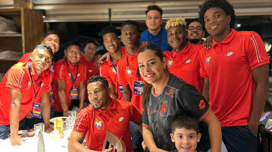 Larissa Riquelme se saca una foto con los jugadores de El Nacional en Asunción, en febrero de 2024.