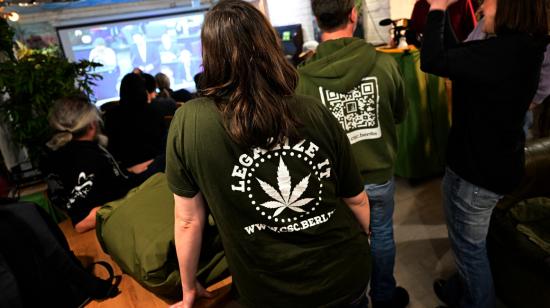 Una mujer viste una camiseta que promueve la legalización del cannabis, en Berlín, Alemania, el 23 de febrero de 2024.