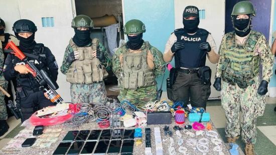 Fuerzas Armadas y policía encontraron una gran cantidad de teléfonos celulares en una requisa a la cárcel de mujeres del Guayas.