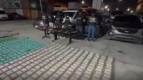 Policías durante el operativo de decomiso de cocaína y detención de tres sujetos en Yaguachi, el 22 de febrero de 2024.