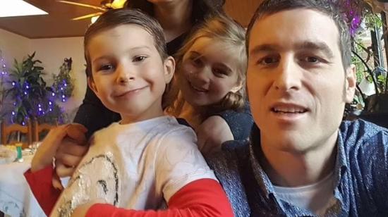 El pequeño Lucas Jemeljanova, en una fotografía junto a su padre y hermana en una navidad.