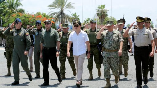 El presidente Daniel Noboa (centro) junto a otras autoridades de seguridad, en la base naval Salinas (Santa Elena), el 23 de febrero de 2024.