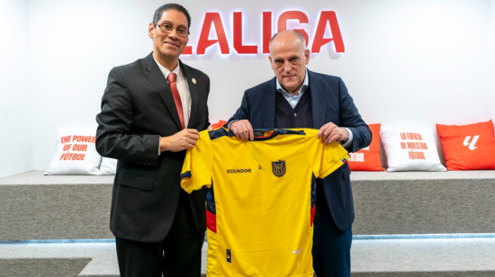 Javier Tebas (d) junto a César Martín (i) sostienen una camiseta de Ecuador en Madrid, el 23 de febrero de 2024.