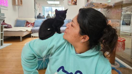 Sofía Jaramillo y 'Lápiz', uno de los últimos gatitos rescatados por Maneki. 