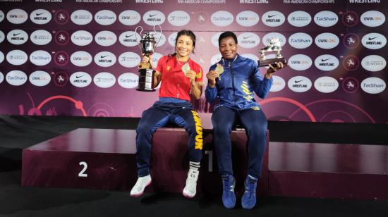 Lucía Yépez y Génesis Reasco posan con sus trofeos, en el Campeonato Panamericano de Lucha, este 23 de febrero de 2024.