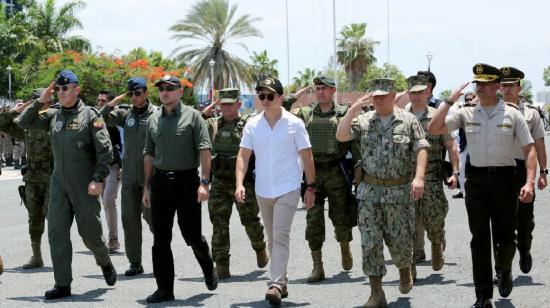 El presidente Daniel Noboa en una ceremonia militar en Salinas el 23 de febrero de 2024.