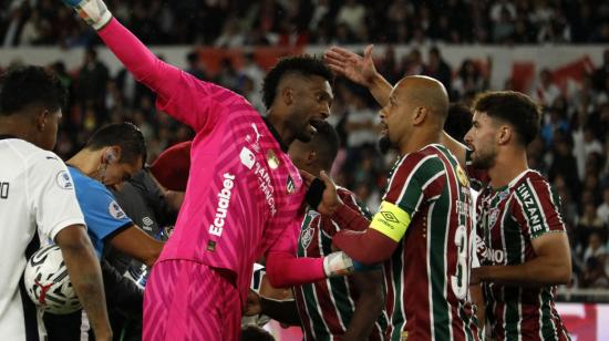 Alexander Domínguez, de Liga de Quito, y Felipe Melo, de Fluminense, discuten en la final de la Recopa, jugada el 22 de febrero de 2024 en Quito. 