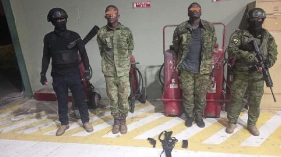 El Ejército detuvo a dos hombres que intenteron robar armas en el fuerte militar Manabí.