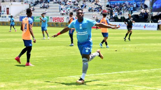 Daniel Porozo festeja el gol de Macará en la victoria ante Deportivo Quito, el 25 de febrero de 2024, en la Tarde Celeste. 