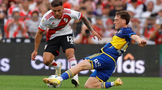 Enzo Díaz de River disputa el balón con Jabes Saralegui de Boca durante el Superclásico del fútbol argentino, el 25 de febrero de 2024. 