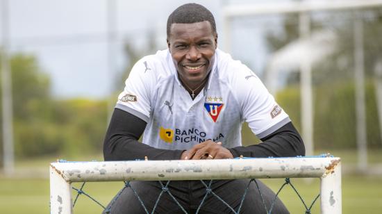 Carlos Tenorio sonríe con la camiseta de Liga de Quito en una entrevista con PRIMICIAS, en marzo de 2022.