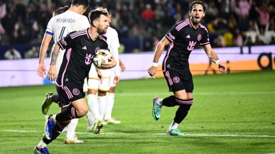 Lionel Messi y Leonardo Campana celebrando el gol del empate ante LA Galaxy, 25 de febrero de 2024.