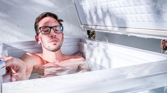 Juan Neira en su práctica de la terapia de baños en agua helada, en Quito.