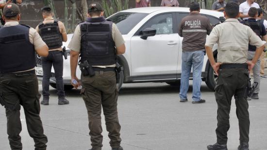 Policías realizando las pericias al vehículo del fiscal César Suárez, asesinado en Guayaquil, el 17 de enero de 2024.