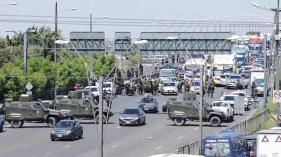 Operativo militar en el ingreso al cantón Durán (Guayas), que entre las ciudades de más de 300.000 habitantes, es la más violenta de Ecuador.