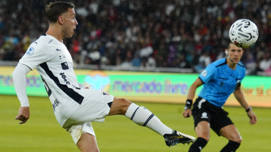 Ezequiel Piovi da un pase en la final de la Recopa con Liga ante Fluminense, el 22 de febrero de 2024.