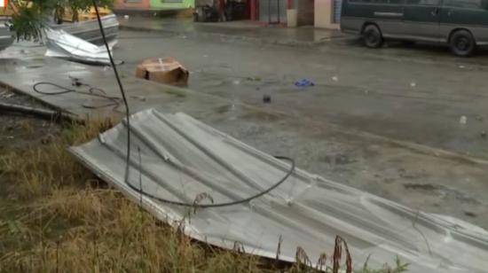 Los techos de las viviendas quedaron en las calles de la parroquia Mariscal Sucre, de Milagro, tras la fuerte tormenta del 26 de febrero de 2024.