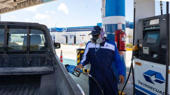 Despacho de gasolinas en una estación de Petroecuador, en 2023.