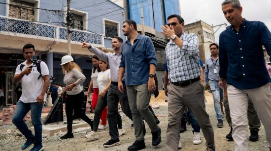 El alcalde Aquiles Alvarez durante un recorrido en una de las dos soluciones viales entregadas en Guayaquil, el 27 de febrero de 2024.