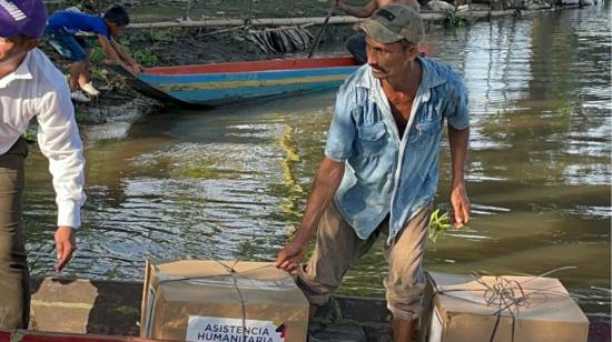 Entrega de ayuda humanitaria y alimentos en una zona de la Costa, afectada por las inundaciones, el 26 de febrero de 2024.