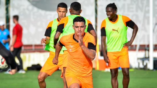 Alexander Alvarado durante el entrenamiento de Liga en el Complejo de Flamengo, 27 de febrero de 2024.