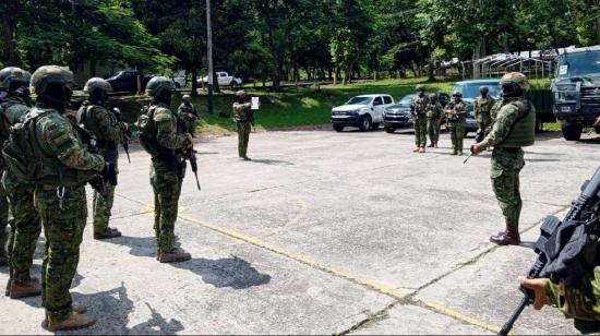 Uniformados de las Fuerzas Armadas en una ceremonia el 27 de febrero de 2024.