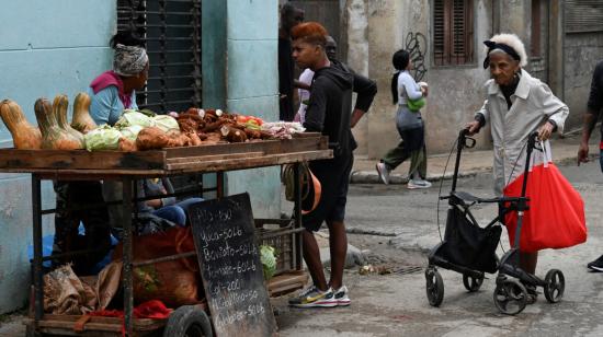 Imagen referencial de Cuba, con personas comprando alimentos en la calle, en La Habana, el 20 de febrero de 2024.