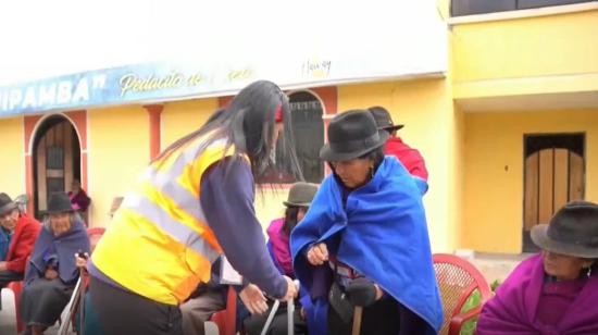 Personal de la Prefectura entregando ayuda a un grupo de adultos mayores en Chimborazo.