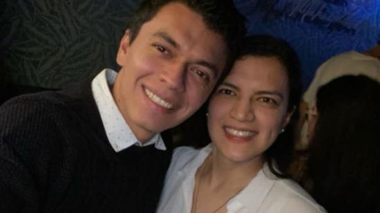 El joven hallado sin vida en Quito, Hernán Mendoza, junto a su hermana Gabriela. 