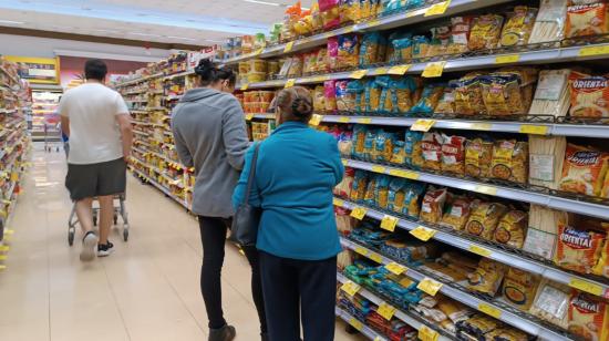 Clientes realizan compras en un supermercado en Quito, el 28 de febrero de 2024. 