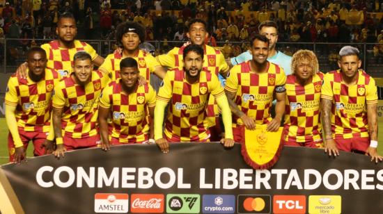 Los jugadores de Aucas, previo a un partido por la Copa Libertadores, el 8 de febrero de 2024.