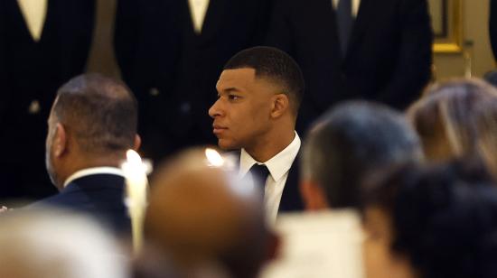 El delantero francés del Paris Saint Germain, Kylian Mbappé, asiste a una cena oficial al margen de la visita de estado del emir de Qatar en París, el 27 de febrero de 2024.