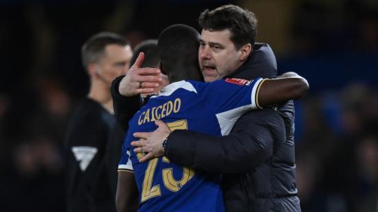 Moisés Caicedo y Mauricio Pochettino celebran la victoria ante Leeds, por FA Cup, este 28 de febrero de 2024.