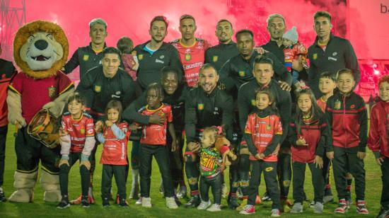 Jugadores del Deportivo Cuenca, durante la Noche Colorada, el 23 de febrero de 2024.