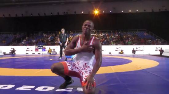 El ecuatoriano Andrés Montaño celebra su clasificación a París 2024 durante la semifinal de los 67 kilogramos de lucha grecorromana en el Clasificatorio Olímpico Continental.