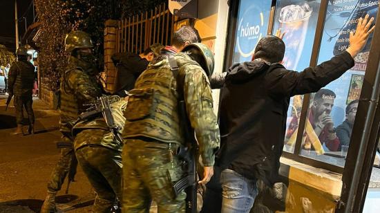 Un operativo militar durante el toque de queda en Cuenca, el 14 de enero de 2024. 