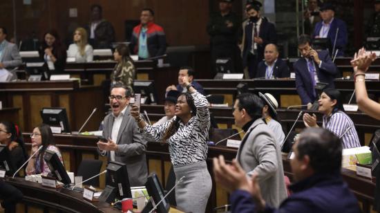 Asambleístas correístas festejan la destitución de un vocal del Consejo de la Judicatura. Quito, 29 de febrero de 2024