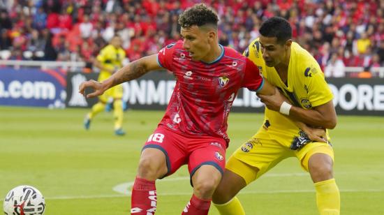 Jugadores de El Nacional y Sportivo Trinidense disputan un balón en el partido de vuelta de la Fase 2 de la Libertadores, el 29 de febrero de 2024.