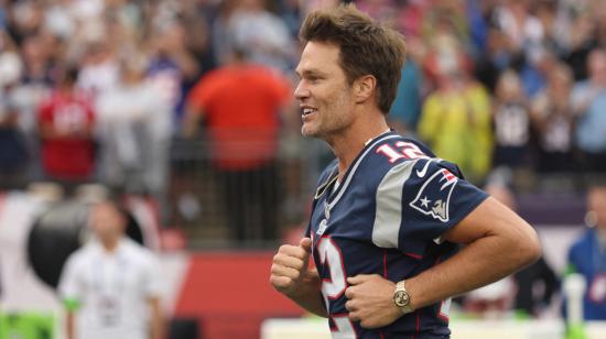 El ex mariscal de campo de los New England Patriots, Tom Brady, entra al campo durante una ceremonia en honor a su carrera, el 10 de septiembre de 2023.