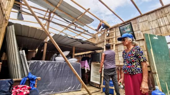 Angela Parodi, de 72 años, en medio de la destrucción de un vendaval que se llevó todo el techo de su casa, en el barrio Nueva Unida Sur, al suroeste de Milagro (Guayas). 