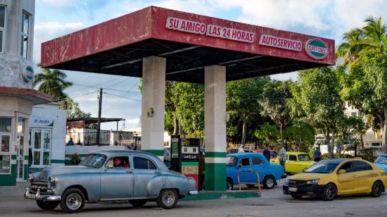 Varios autos esperan en una gasolinera en La Habana, Cuba, en enero de 2023.