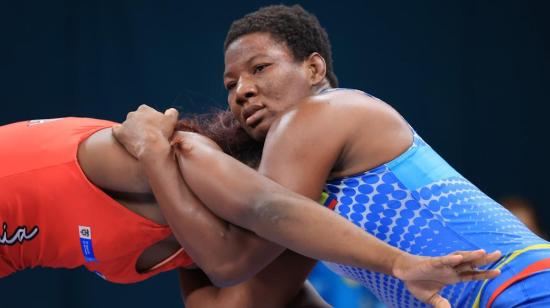 Génesis Reasco, de azul, durante su pelea en las semifinales de lucha de los Juegos Panamericanos de Santiago, el 3 de noviembre de 2023.