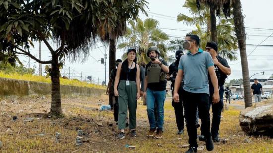 Imagen referencial. El alcalde de Durán, Luis Chonillo (centro), durante un recorrido por el sector de El Recreo, el 27 de febrero de 2024.