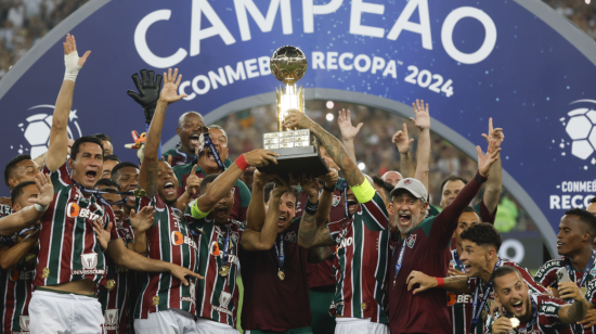 Los jugadores de Fluminense festejan el título de la Recopa, en el Maracaná, el 29 de febrero de 2024.